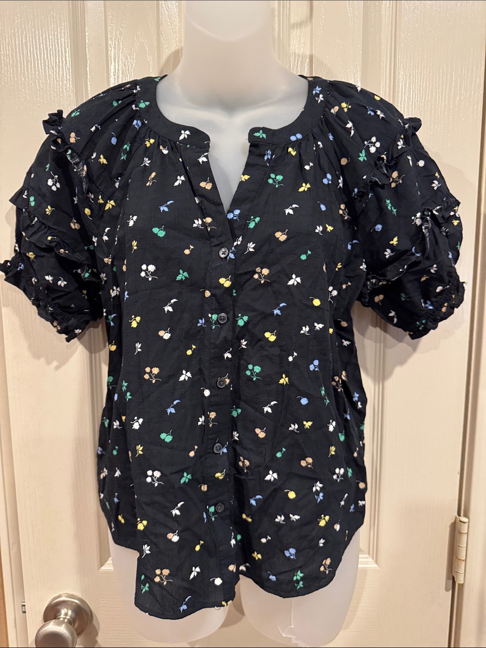 Ann Taylor Floral button-front Blouse. 
Sz Small Petite